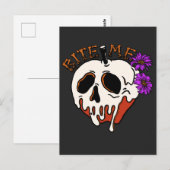 Bite Me - Halloween Schädelgift Apple & Blume Postkarte (Vorne/Hinten)
