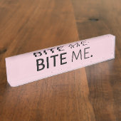 BITE ME passiver aggressiver Sarkasmus alberner Wi Namensplakette (Seite)