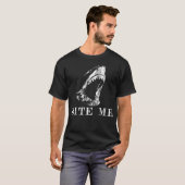 Bite Me Shark Funny Spaß Sarcastic Sprichwort T T-Shirt (Vorne ganz)