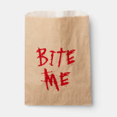 Bite mir rote Bluttypografie lustiges Halloween-Pa Geschenktütchen (Vorderseite)