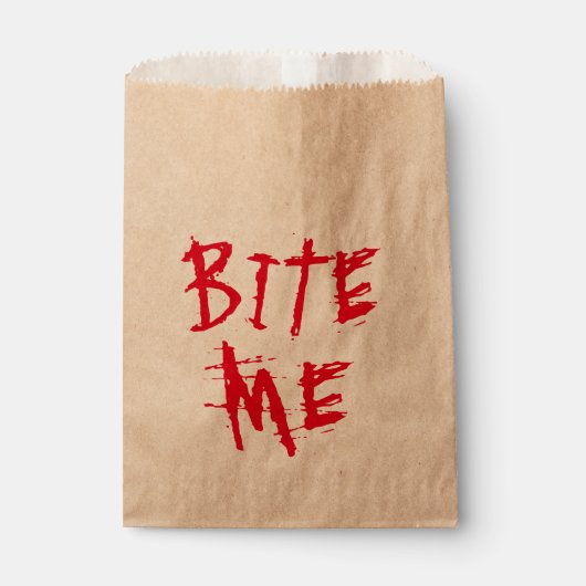 Bite mir rote Bluttypografie lustiges Halloween-Pa Geschenktütchen (Vorderseite)