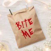 Bite mir rote Bluttypografie lustiges Halloween-Pa Geschenktütchen (Ausgeschnitten)