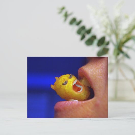 Biting Mini Potato Postkarte (Stehend Vorderseite)