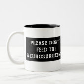 Bitte füttern Sie nicht die Neurochirurgen Zweifarbige Tasse (Links)