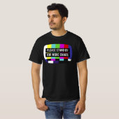 Bitte halten Sie sich für mehr Chaos Retro-TV-Bild T-Shirt (Vorne ganz)
