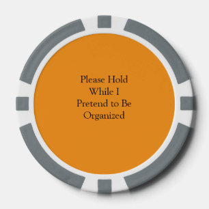 Bitte halten Sie, während ich vorgebe, organisiert Pokerchips