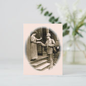 Bitte Herr Postbote Postkarte (Stehend Vorderseite)