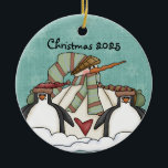 Bitte lassen Sie es Schnee Snowman Keepake Ornamen Keramikornament<br><div class="desc">Schneemänner und Pinguine mit aquamarinem Himmel und sanfte Schneeflocken fallen mit einem Bereich,  den Sie mit dem aktuellen Jahr auf einem Porzellan-Sake-Ornament,  das Sie sicher noch für die nächsten Jahre zu schätzen wissen,  personalisieren können.</div>