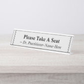 "Bitte nehmen Sie Platz" + Name des Praktizierende Schreibtischnamensplakette (Vorderseite )