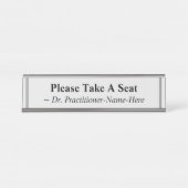 "Bitte nehmen Sie Platz" + Name des Praktizierende Schreibtischnamensplakette (Vorderseite )