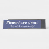 "Bitte nehmen Sie Platz. Schreibtischnamensplakette (Vorderseite )