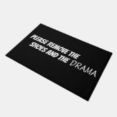 'Bitte Schuhe und Drama entfernen' Typografie Fußmatte (Schrägansicht)