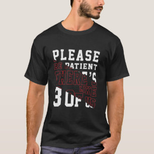 Bitte Seid Geduld, Wir Sind Sozusagen Zu Dritt Hum T-Shirt
