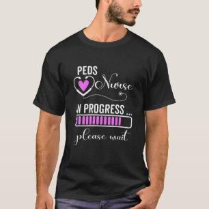 Bitte warten Sie auf zukünftige Peds Nurse CNA T-Shirt