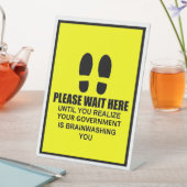 Bitte warten Sie hier Sockelschild (In Situ)