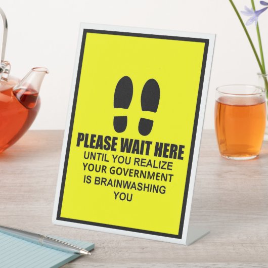 Bitte warten Sie hier Sockelschild (In Situ)