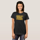 Bitte warten Sie, überdenken Sie in Progress Sarca T-Shirt (Vorne ganz)