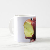Bitten Red Apple Kaffeetasse (Vorderseite Links)