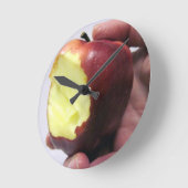 Bitten Red Apple Runde Wanduhr (Winkel)