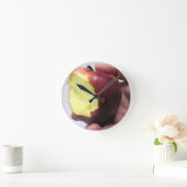 Bitten Red Apple Runde Wanduhr (Zuhause)