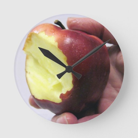 Bitten Red Apple Runde Wanduhr (Vorderseite)