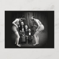 Bizarre Menschen im Wald Postkarte