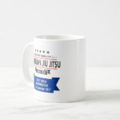 BJJ Blauer Gürtel mit Namen und Datum der Auszeich Kaffeetasse (Vorderseite Links)