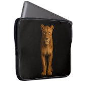 Black 4 Luxe Laptop Sleeve, Noble Lioness Laptopschutzhülle (Vorne Rechts)