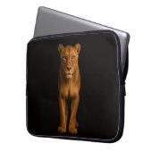 Black 4 Luxe Laptop Sleeve, Noble Lioness Laptopschutzhülle (Vorderseite Links)