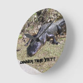 Black Alligator Frage über Abendessen Runde Wanduhr (Winkel)