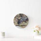 Black Alligator Frage über Abendessen Runde Wanduhr (Zuhause)
