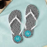 Black and Aqua Diamonds Mit Monogramm Badesandalen<br><div class="desc">Spaß und trendy geometrisches Muster und monogramm Design. Ideal für Bräute,  Brautmädchen,  Brautpartys,  Geburtstage,  Sommergeschenke,  etc.</div>