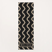 Black And Beige Modern Minimal Wavy Lines And Name Yogamatte (Vorderseite)