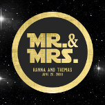 Black and Brushed Gold Mr. and Mrs. Wedding Runder Aufkleber<br><div class="desc">Mit unserem exklusiven Black and Brushed Gold Aufkleber und unserem hochklassigen Round-Sticker, der mit einem faszinierenden Science Fiction-Thema gestaltet wurde, präsentieren wir Ihnen unsere neue Kollektion. Diese Aufkleber sind perfekt geeignet, um Ihrer Hochzeitsdekoration eine Touch futuristischer Eleganz zu verleihen. Die schwarze Hintergrundfarbe wird durch luxuriöse, gebürstete Goldakzente verstärkt. Der kühne...</div>