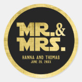 Black and Brushed Gold Mr. and Mrs. Wedding Runder Aufkleber (Vorderseite)