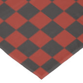 Black and Deep red checkerboard pattern Tischdecke (Schrägansicht)