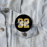 Black and Gold Athlete Jersey Number Button<br><div class="desc">Freuen Sie sich auf Ihr Lieblings-Sportteam, Ihren Fußballspieler oder zeigen Sie einfach Ihren Schulstolz mit einem personalisierten Spirituosenknopf! Personalisieren Sie Ihre Daten mit der Jerseynummer eines Spielers oder einem anderen benutzerdefinierten Text. Ideal für Fußball, Basketball, Baseball und Fußball! Erstellen Sie individuelle Buttone für das ganze Team, Cheerleader, Eltern und Geschwister,...</div>
