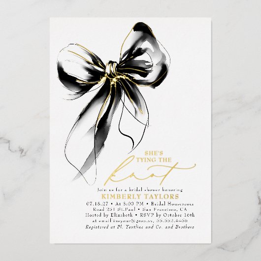 Black and Gold Bow Elegant Whimsical Bridal Shower Folieneinladung (Vorderseite)