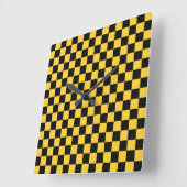 Black and gold checkerboard pattern quadratische wanduhr (Winkel)