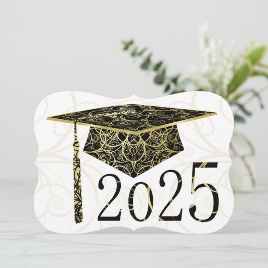 Black and Gold Floral Cap 2025 Graduation Party Einladung (Stehend Vorderseite)