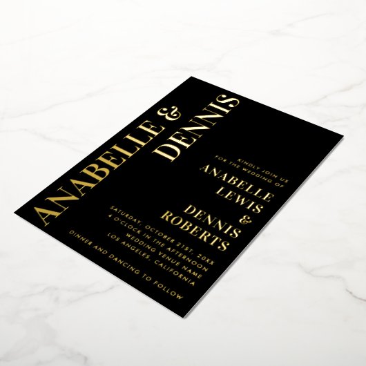 Black and Gold Retro Schriftart Minimalistisch Wed Folieneinladung (Gedreht)