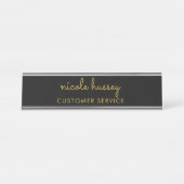 Black and Gold Script  | Stylish Monogram Modern Schreibtischnamensplakette (Vorderseite )