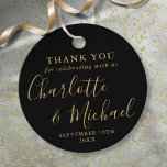 Black and Gold Script Wedding Vielen Dank Geschenkanhänger<br><div class="desc">Dieses elegante Schwarz-Gold-Tag mit seinen charakteristischen Stilnamen kann mit Ihren besonderen Dankeschön-Informationen in schicker Schrift personalisiert werden. Entwickelt von Thisisnotme©</div>
