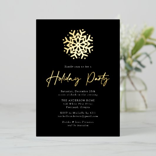 Black and Gold Simple Snowflake Holiday Party Folieneinladung (Stehend vorne)