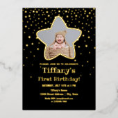 Black and Gold Stars Baby First Birthday Foto Folieneinladung (Vorderseite)