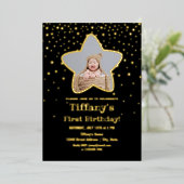 Black and Gold Stars Baby First Birthday Foto Folieneinladung (Stehend vorne)