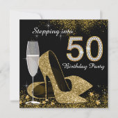 Black and Gold Stepping zu 50 Geburtstagsparty Einladung (Vorderseite)