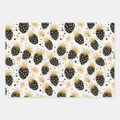 Black and Gold Strawberry Pattern Geschenkpapier Set (Vorderseite)