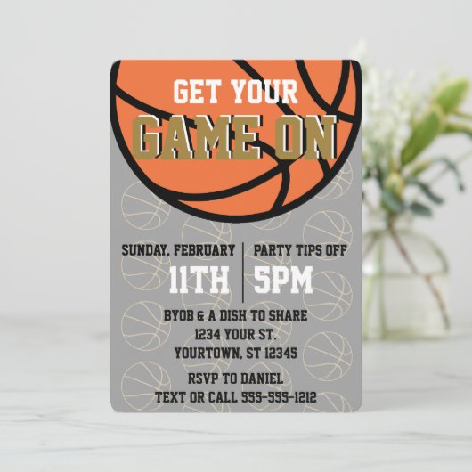 Black and Gold Uni Basketball Party Einladung (Stehend Vorderseite)