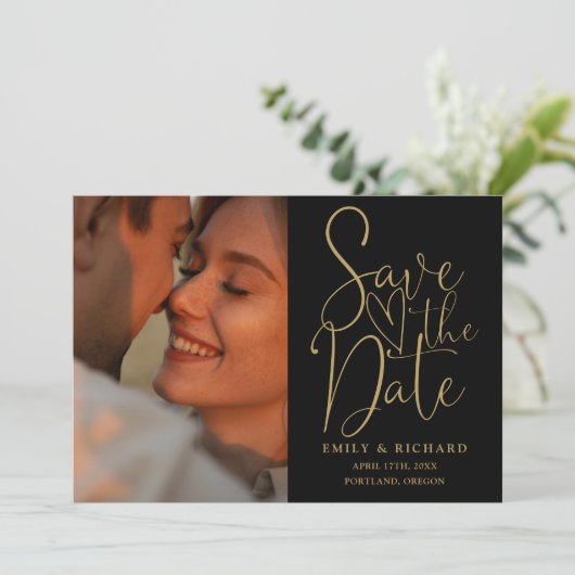 Black and Gold Wedding 2 Foto Elegantes Script Save The Date (Stehend Vorderseite)